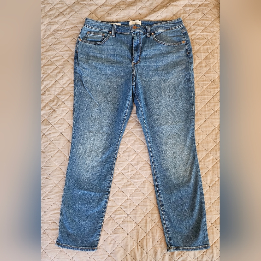 Women's size 14/32, high rise skinny jeans,  brand is universal threads, used